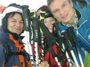 Die Skilehrer amüsieren sich in der Gondel über den "Stocksalat" der Schüler.