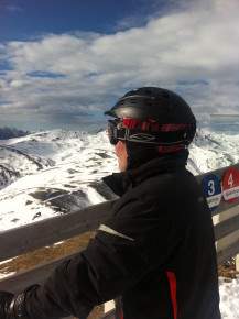 Herr Schwier schaut auf das atemberaubende Alpenpanorama